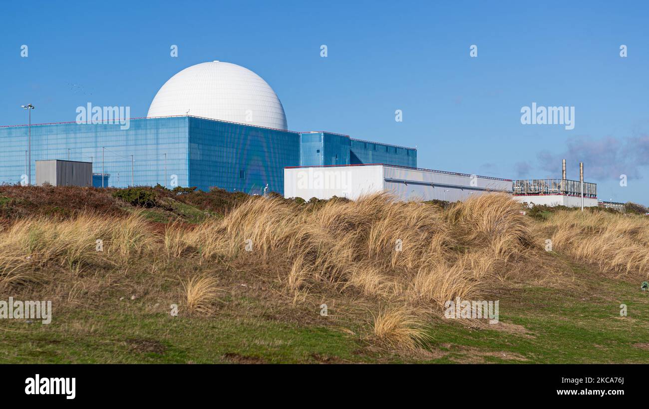 Le site nucléaire de Sizewell comprend deux centrales nucléaires, dont une est encore opérationnelle, situées près du petit village de pêcheurs de Sizewell Banque D'Images