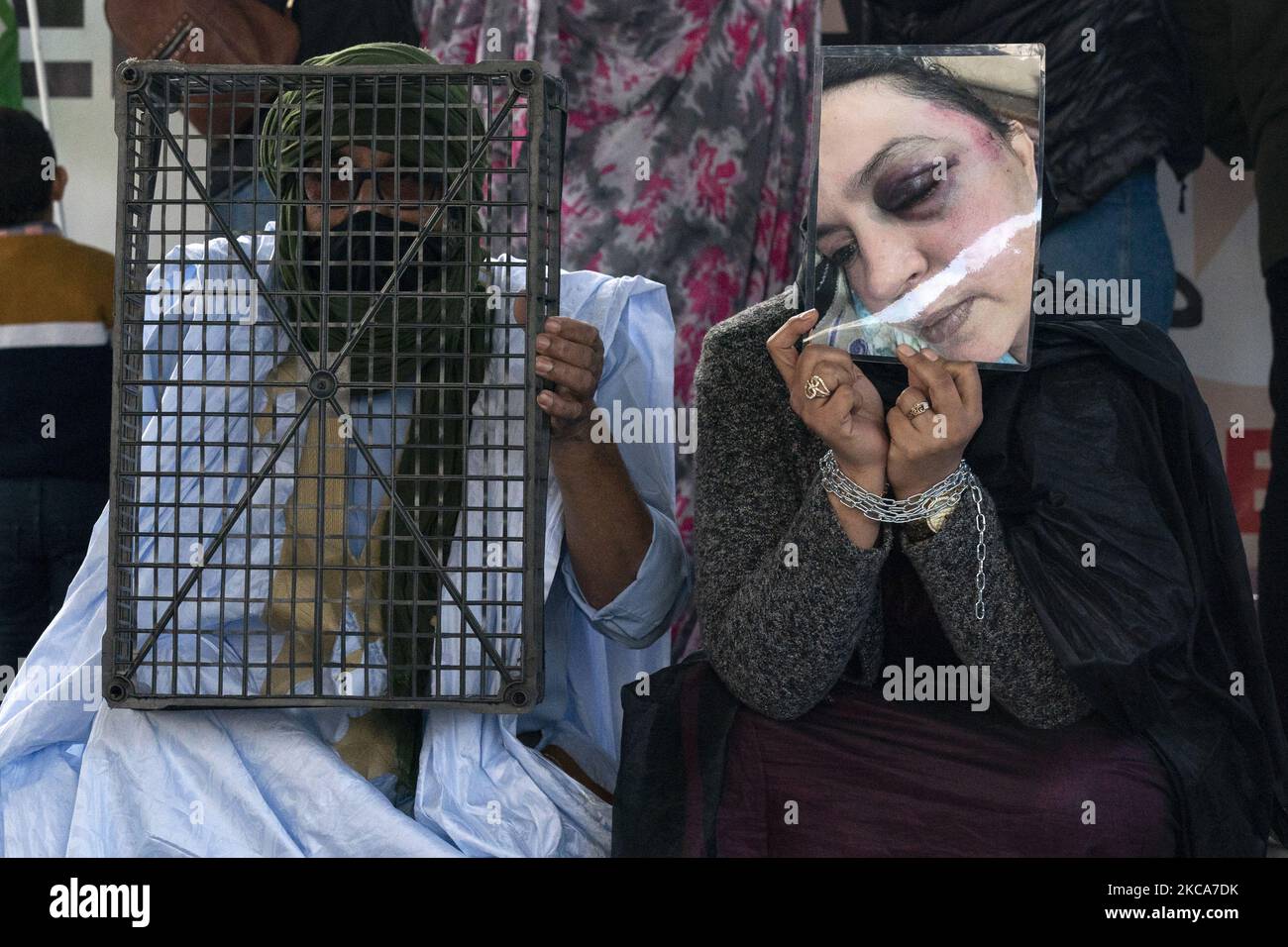 Représentation en faveur de l'activiste sahraoui Sultana Khaya attaqué par la police marocaine cette semaine, lors de la Journée de solidarité avec le peuple sahraoui sur la Plaza de la Llama à Torrelavega (Cantabrie). Au cours de laquelle a été commémoré le 45th anniversaire de la proclamation de la RASD (République démocratique arabe sahraouie). (Photo de Joaquin Gomez Sastre/NurPhoto) Banque D'Images