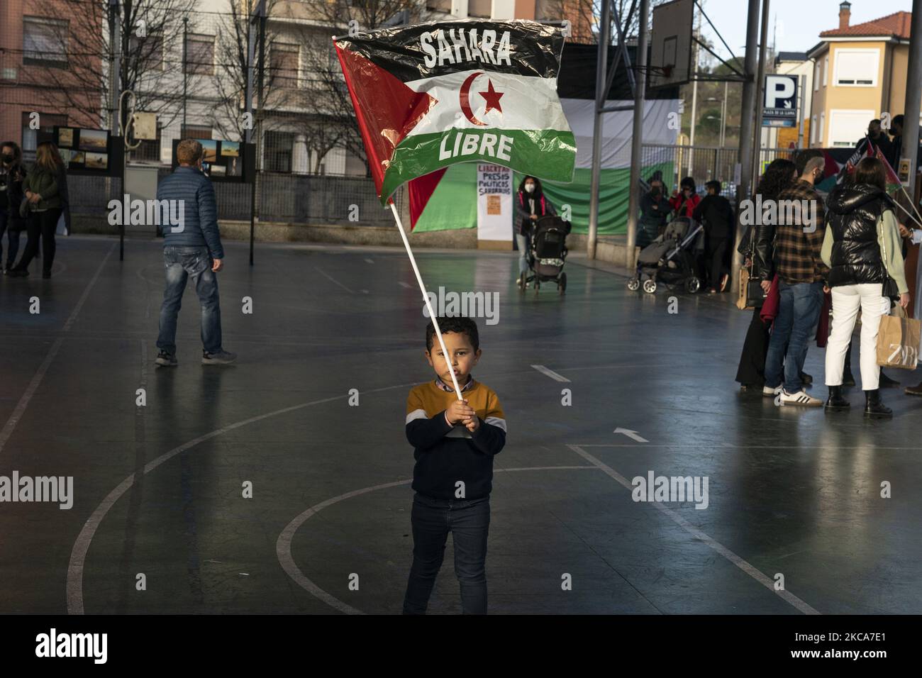 Un enfant avec un drapeau du Sahara libre lors de la Journée de solidarité avec le peuple sahraoui sur la Plaza de la Llama à Torrelavega (Cantabrie). Au cours de laquelle a été commémoré le 45th anniversaire de la proclamation de la RASD (République démocratique arabe sahraouie). (Photo de Joaquin Gomez Sastre/NurPhoto) Banque D'Images