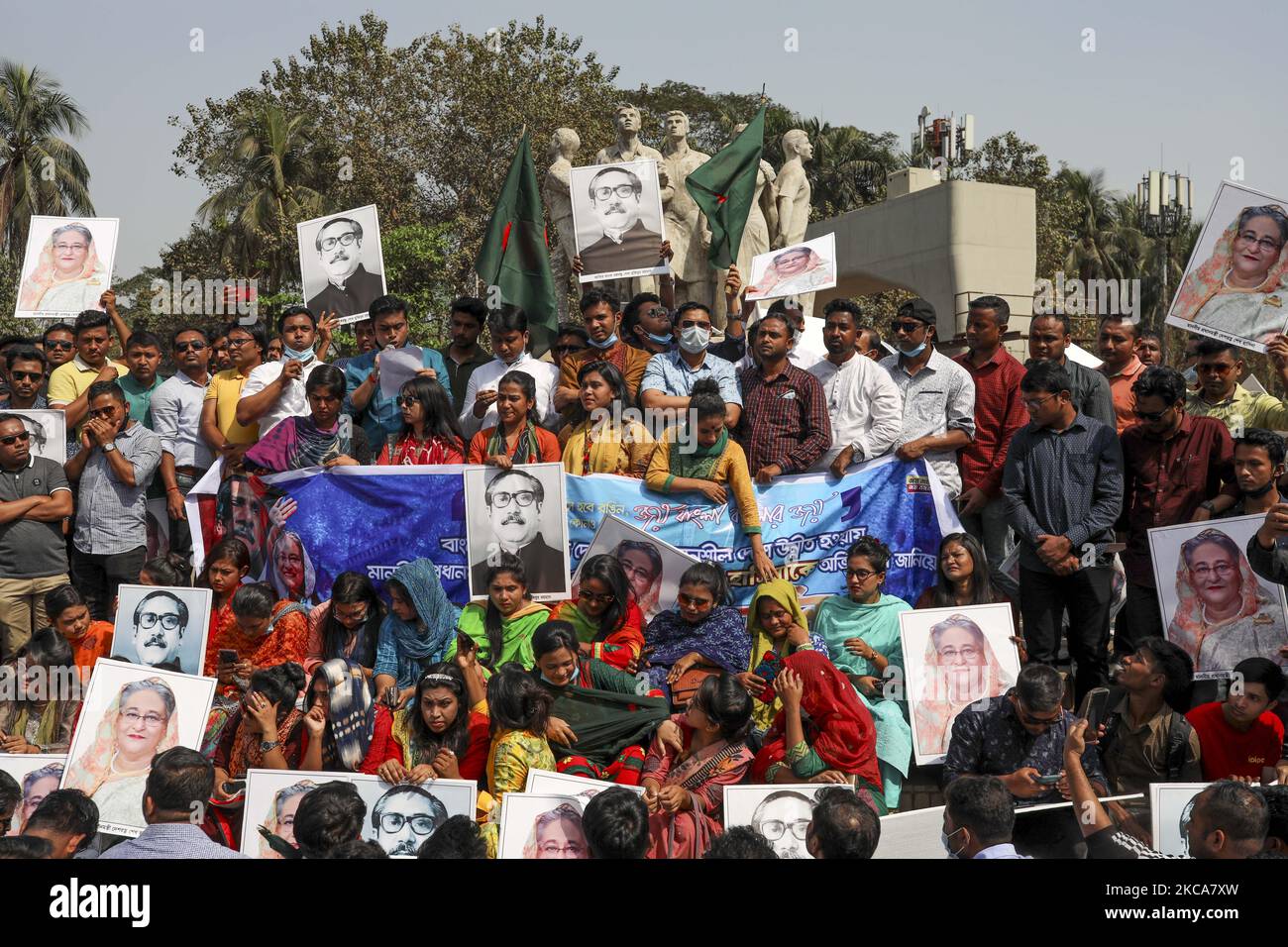 Bangladesh Chhatra League (BCL) proteste contre des manifestants de l'opposition à Dhaka, au Bangladesh, sur 02 mars 2021, à la suite de la mort en prison d'un écrivain bangladais Mustak Ahmed, arrêté en vertu de la loi sur la sécurité numérique. (Photo de Kazi Salahuddin Razu/NurPhoto) Banque D'Images