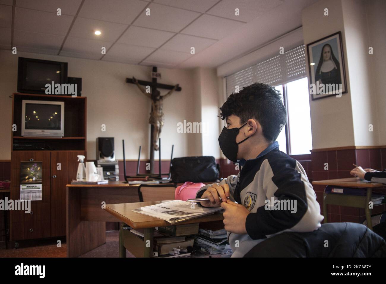 Un étudiant fréquente en classe avant un grand crucifix à l'école catholique de Nuestra Señora de Covadonga, sur 2 mars 2021 à Norena, Asturies, Espagne. (Photo d'Alvaro Fuente/NurPhoto) Banque D'Images