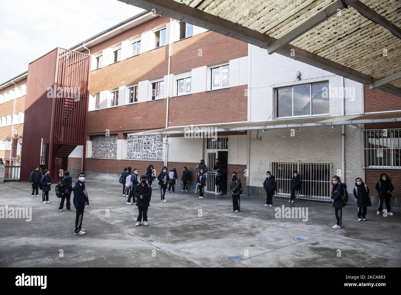 Les élèves attendent leur tour en gardant leur distance pour entrer dans leur classe à l'école Nuestra Señora de Covadonga. L'accès se fait par classes de sorte qu'elles ne convergent pas toutes ensemble dans la cour, sur 2 mars 2021 à Norena, Asturies, Espagne. (Photo d'Alvaro Fuente/NurPhoto) Banque D'Images