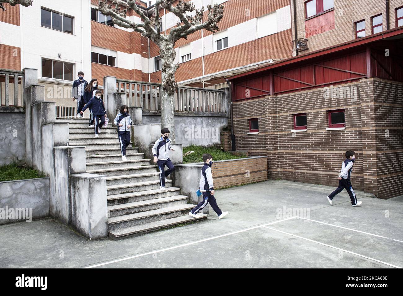 Plusieurs élèves se préparent à assister à des cours de gymnastique en gardant leur distance entre eux à l'école Nuestra Señora de Covadonga, sur 2 mars 2021 à Norena, Asturies, Espagne. (Photo d'Alvaro Fuente/NurPhoto) Banque D'Images