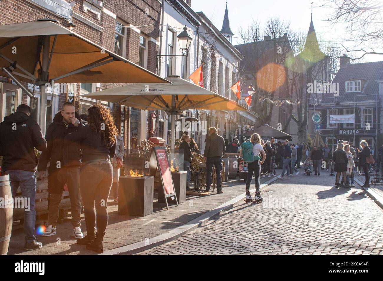 Terrasses en plein air de restaurants, cafés et bars, l'industrie HORECA a ouvert ses portes dans la ville de Breda et dans tout le pays dans le cadre d'une action de protestation anti-verrouillage. Les gens sont vus dehors en appréciant leurs boissons ou la nourriture servie par le restaurant local malgré la mesure de confinement imposée par le gouvernement néerlandais en raison de la pandémie du coronavirus Covid-19 de fermer et de travailler en partie. Les propriétaires de ces magasins demandent au gouvernement d'ouvrir immédiatement les zones en plein air. L'initiative a été soutenue par le parti politique du Forum pour la démocratie. Breda, pays-Bas, sur 2 mars 2021. (Photo de Nicolas Economou/NurPh Banque D'Images