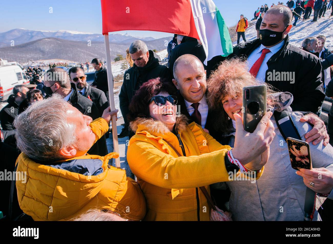 Les adeptes prennent des selfies avec le président de Bulgarie Rumen Radev sur les escaliers jusqu'au monument de Shipka aux célébrations de la fête nationale de Bulgarie sur 3 mars 2021 à Shipka Peak, près du village de Shipka, Bulgarie. Des milliers de Bulgares célèbrent la Journée de libération, la fête nationale de Bulgarie, en grimpant au sommet du pic de Shipka dans les montagnes des Balkans. En ce jour de 1878 (il y a 143 ans), le Traité de paix de San Stefano a été signé, qui a mis fin à la guerre russo-turque de 1877-1878 et a marqué l'indépendance de la Bulgarie après la règle ottomane de près de 500 ans sur l'état. Le Banque D'Images