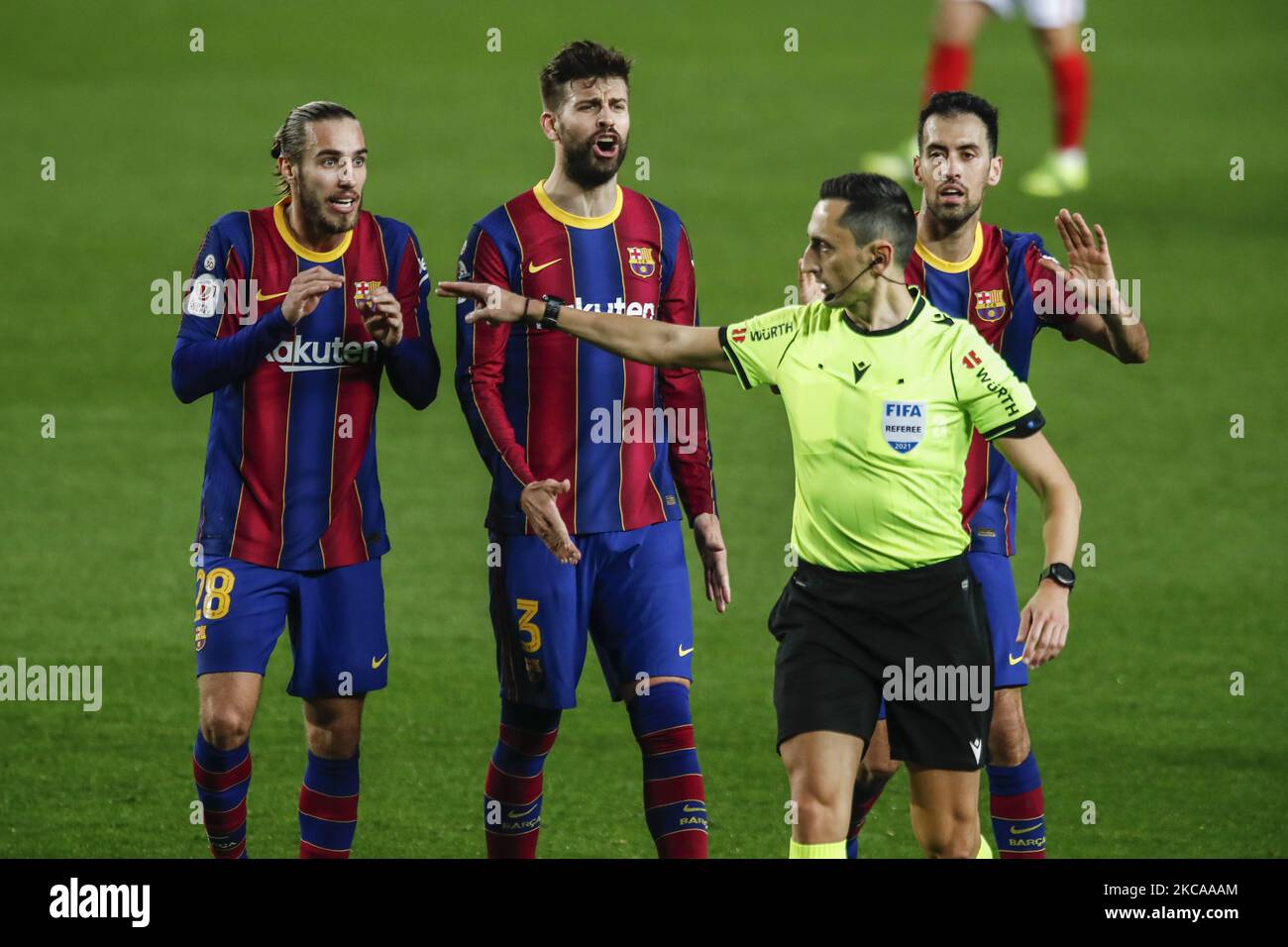 28 Oscar Mingueza du FC Barcelone, 03 Gerard pique du FC Barcelone et 05 Sergio Busquets du FC Barcelone protestant auprès de l'arbitre Sanchez Martinez lors du demi-finale de la Copa del Rey espagnole entre le FC Barcelone et le FC Séville au stade Camp Nou à 03 mars 2021, à Barcelone, Espagne. (Photo par Xavier Bonilla/NurPhoto) Banque D'Images
