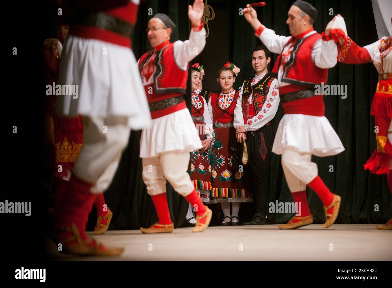 Les enfants dans les vêtements bulgares traditionnels regardent de l'arrière-scène le spectacle folklorique sur scène à 3 mars 2021 à Tvarditsa, Bulgarie, à l'occasion de la fête nationale de Bulgarie. (Photo de Denislav Stoychev/NurPhoto) Banque D'Images