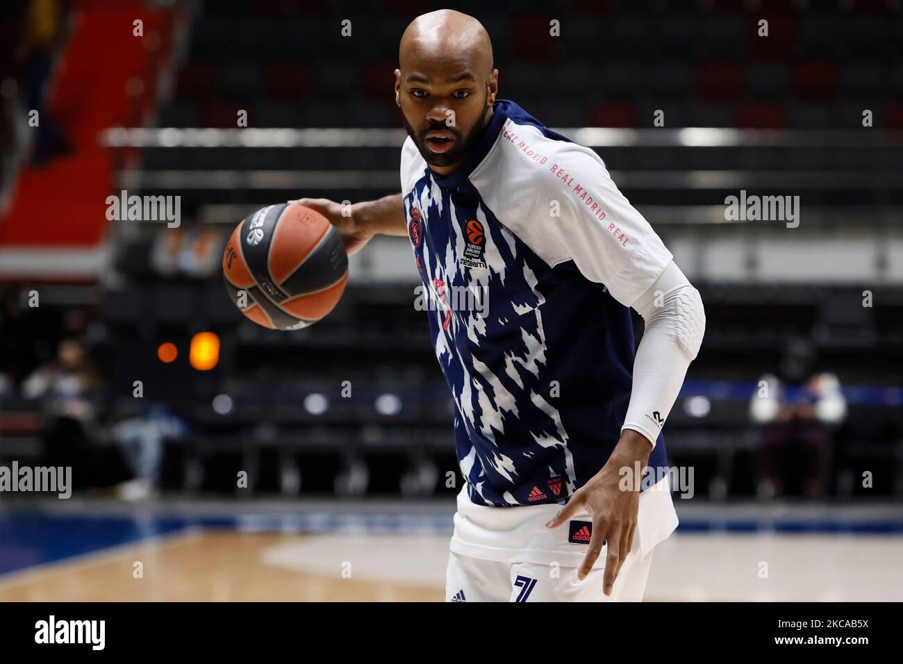 Alex Tyus du Real Madrid en action lors de l'échauffement avant le match de basketball de l'Euroligue entre Zenit Saint-Pétersbourg et le Real Madrid sur 4 mars 2021 à l'arène de Sibur à Saint-Pétersbourg, en Russie. (Photo de Mike Kireev/NurPhoto) Banque D'Images