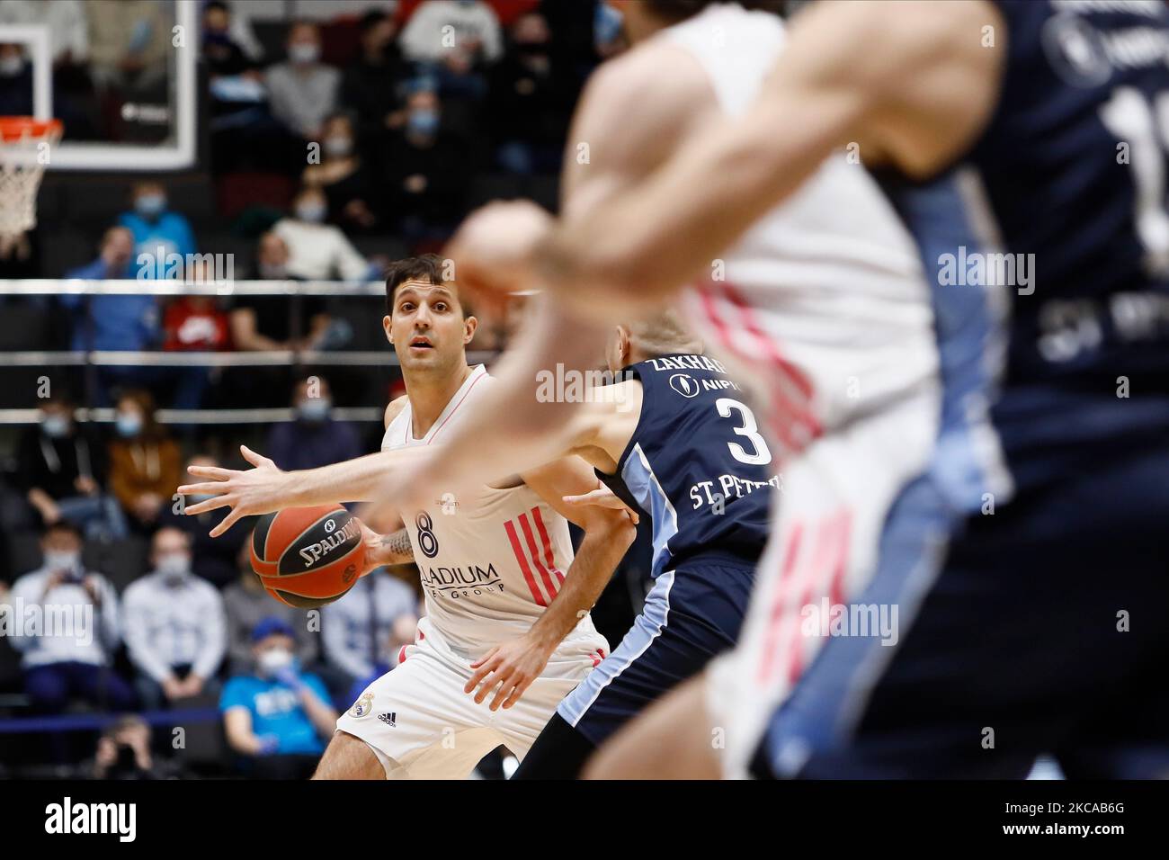 Nicolas Laprovittola (L) du Real Madrid en action lors du match de basketball de l'Euroligue entre le Zenit Saint-Pétersbourg et le Real Madrid sur 4 mars 2021 à l'arène de Sibur à Saint-Pétersbourg, en Russie. (Photo de Mike Kireev/NurPhoto) Banque D'Images