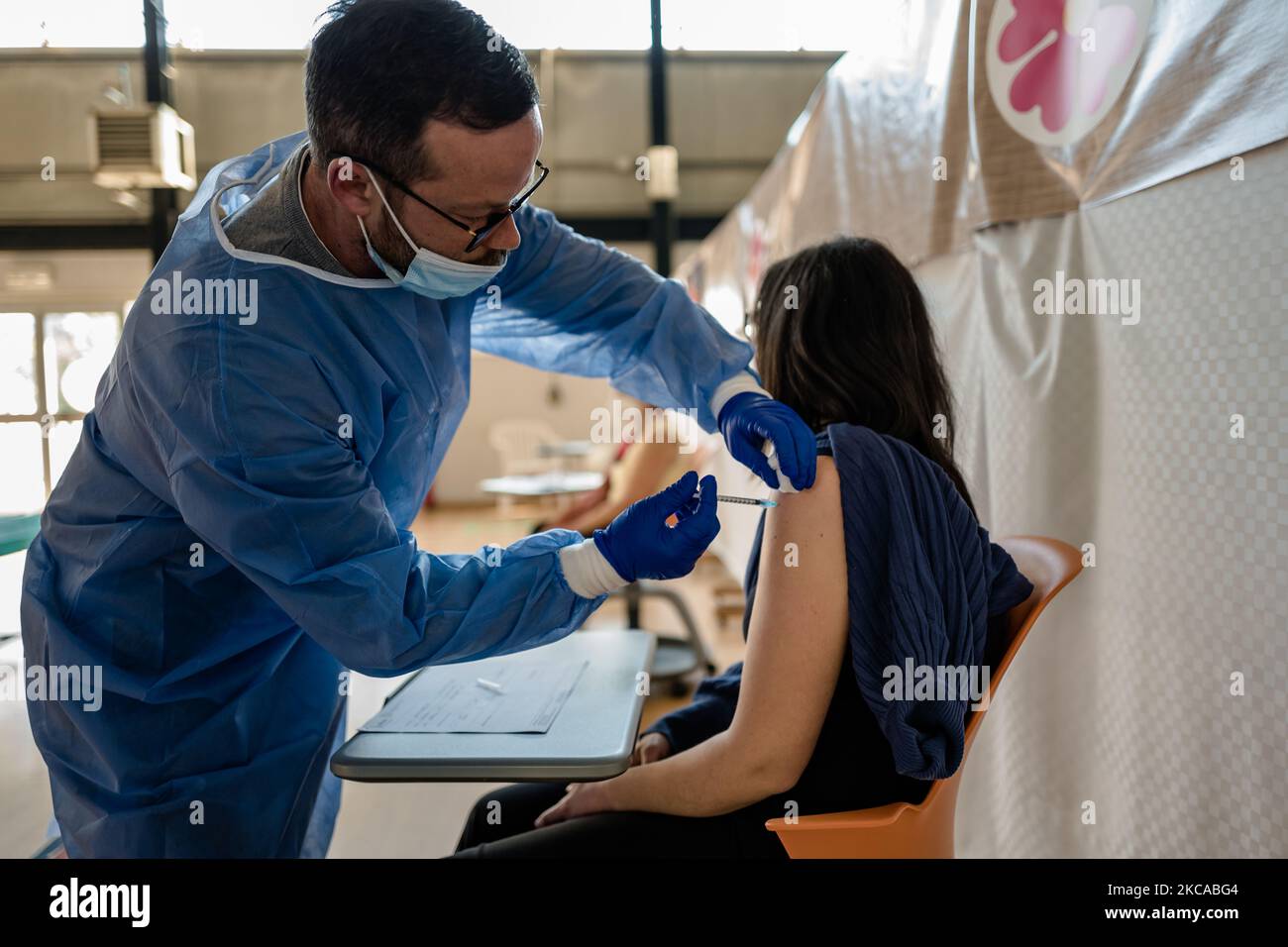 Une infirmière ASL administre la dose du vaccin anti-Covid d'AstraZeneca à une dame du personnel scolaire du gymnase de l'école Valente à Molfetta sur 4 mars 2021. La vaccination anti-Covid du personnel de l'école Molfetta a commencé il y a deux jours en activant le centre de vaccination situé près de l'ASL Bari au gymnase de l'école 'Valente'. Comme le prévoit le plan de la région des Pouilles, les administrations des enseignants et du personnel de l'ATA de toutes les écoles seront achevées par 15 mars, date à laquelle la dernière ordonnance sur l'école signée par la présidente régionale Michele Emiliano expirera. (Photo par Davide Pisc Banque D'Images