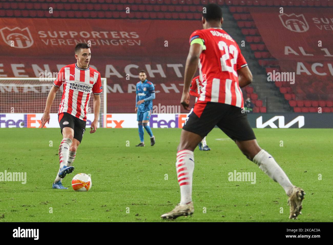 Ryan Thomas #30 du PSV avec le ballon lors du match de l'UEFA Europa League entre le PSV v Olympiakos Pirée au stade Philips sur 25 février 2021 à Eindhoven pays-Bas. (Photo de Nicolas Economou/NurPhoto) Banque D'Images