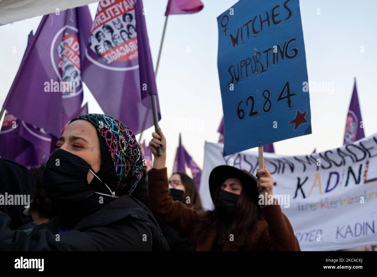 Des femmes d'Istanbul, en Turquie, se sont rassemblées sur 5 mars 2021 pour protester contre l'augmentation des fémicides pendant la pandémie COVID-19. Nous allons mettre fin au féminicide la plate-forme a organisé la manifestation pour attirer l'attention sur la Convention d'Istanbul et la prochaine Journée internationale de la femme sur le 8 mars. (Photo par Erhan Demirtas/NurPhoto) Banque D'Images