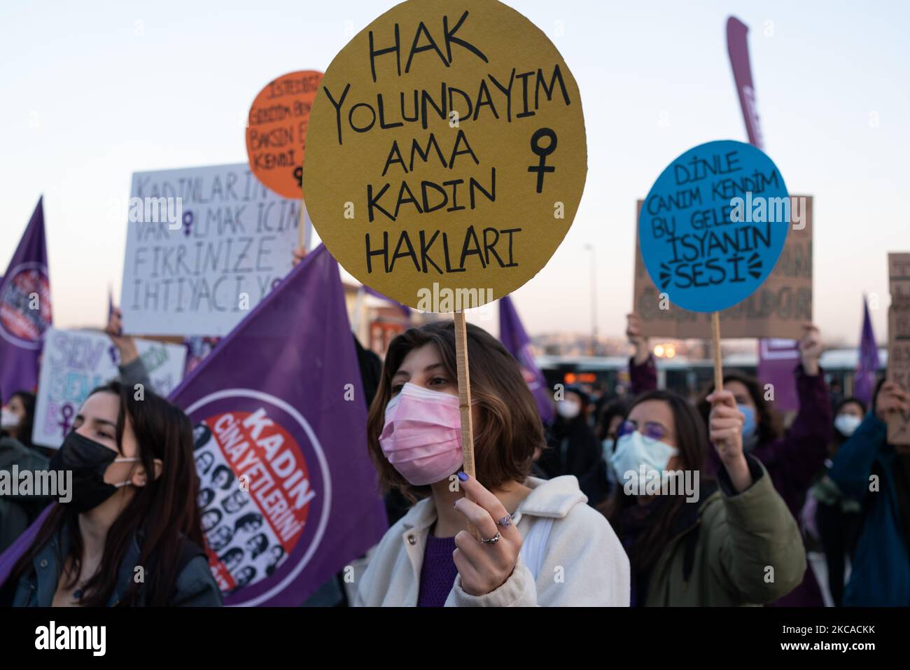 Des femmes d'Istanbul, en Turquie, se sont rassemblées sur 5 mars 2021 pour protester contre l'augmentation des fémicides pendant la pandémie COVID-19. Nous allons mettre fin au féminicide la plate-forme a organisé la manifestation pour attirer l'attention sur la Convention d'Istanbul et la prochaine Journée internationale de la femme sur le 8 mars. (Photo par Erhan Demirtas/NurPhoto) Banque D'Images