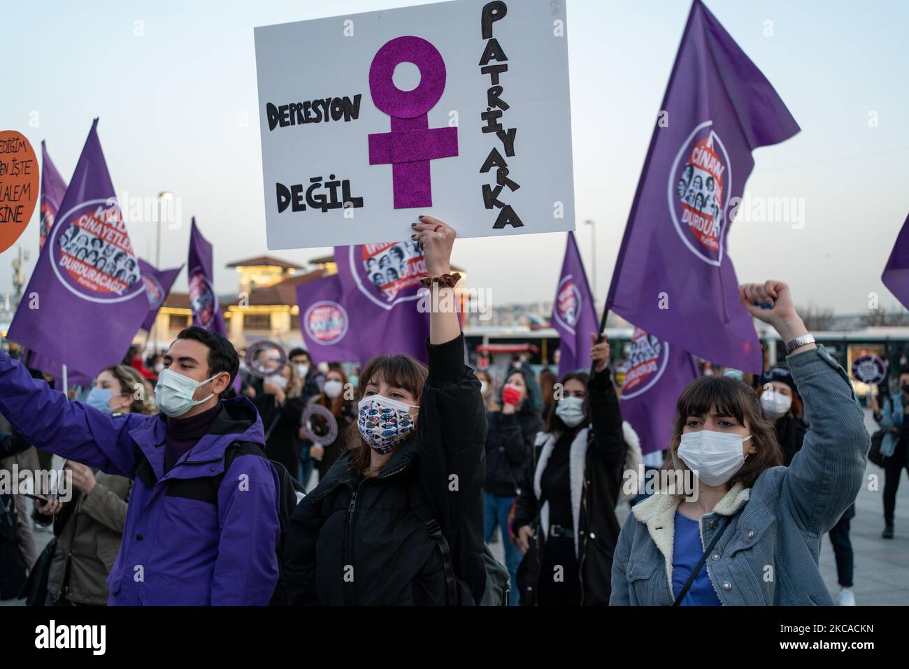Des femmes d'Istanbul, en Turquie, se sont rassemblées sur 5 mars 2021 pour protester contre l'augmentation des fémicides pendant la pandémie COVID-19. Nous allons mettre fin au féminicide la plate-forme a organisé la manifestation pour attirer l'attention sur la Convention d'Istanbul et la prochaine Journée internationale de la femme sur le 8 mars. Le signe se traduit par « ce n'est pas la dépression, c'est le patriarcat ». (Photo par Erhan Demirtas/NurPhoto) Banque D'Images