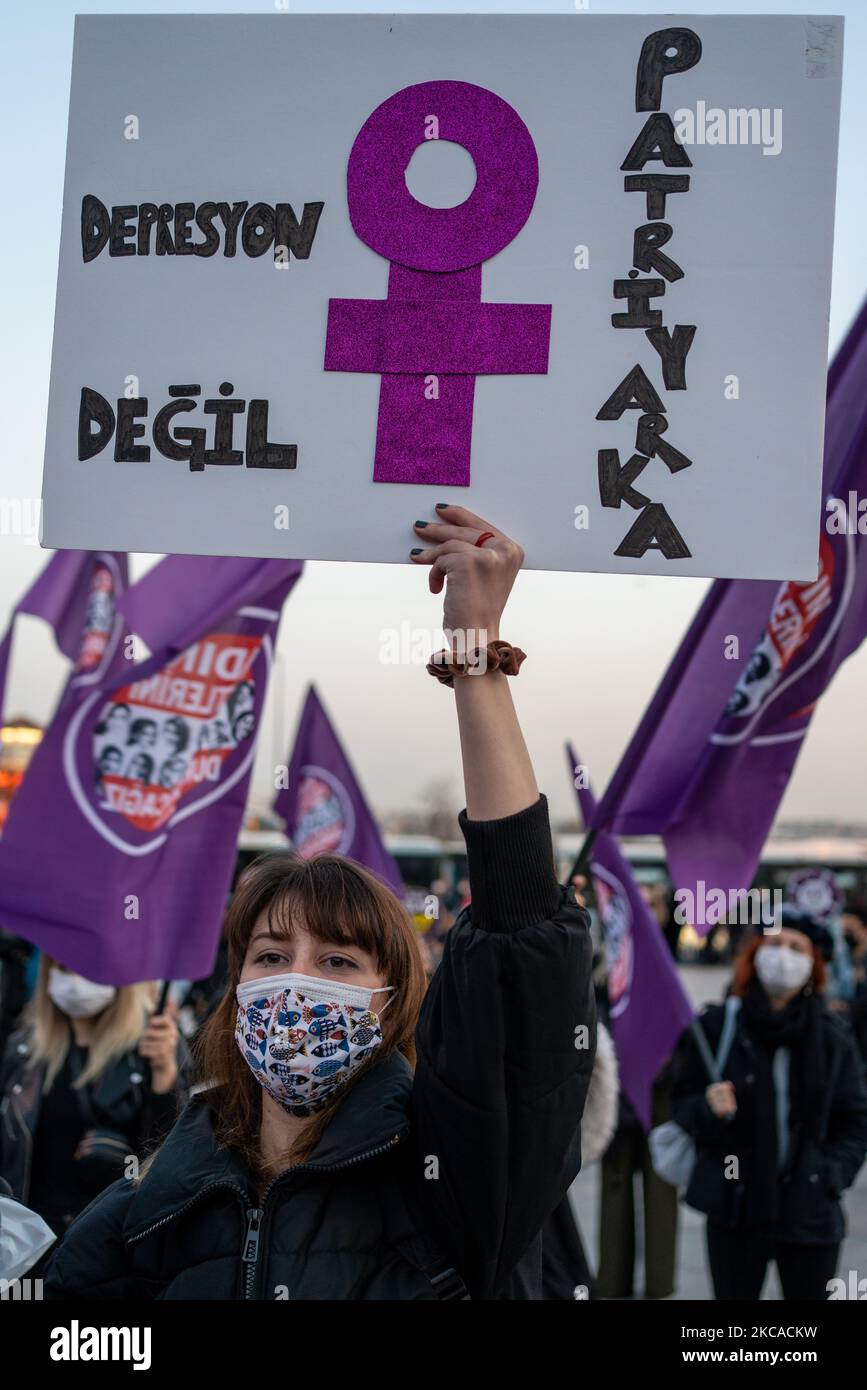 Des femmes d'Istanbul, en Turquie, se sont rassemblées sur 5 mars 2021 pour protester contre l'augmentation des fémicides pendant la pandémie COVID-19. Nous allons mettre fin au féminicide la plate-forme a organisé la manifestation pour attirer l'attention sur la Convention d'Istanbul et la prochaine Journée internationale de la femme sur le 8 mars. Le signe se traduit par « ce n'est pas la dépression, c'est le patriarcat ». (Photo par Erhan Demirtas/NurPhoto) Banque D'Images