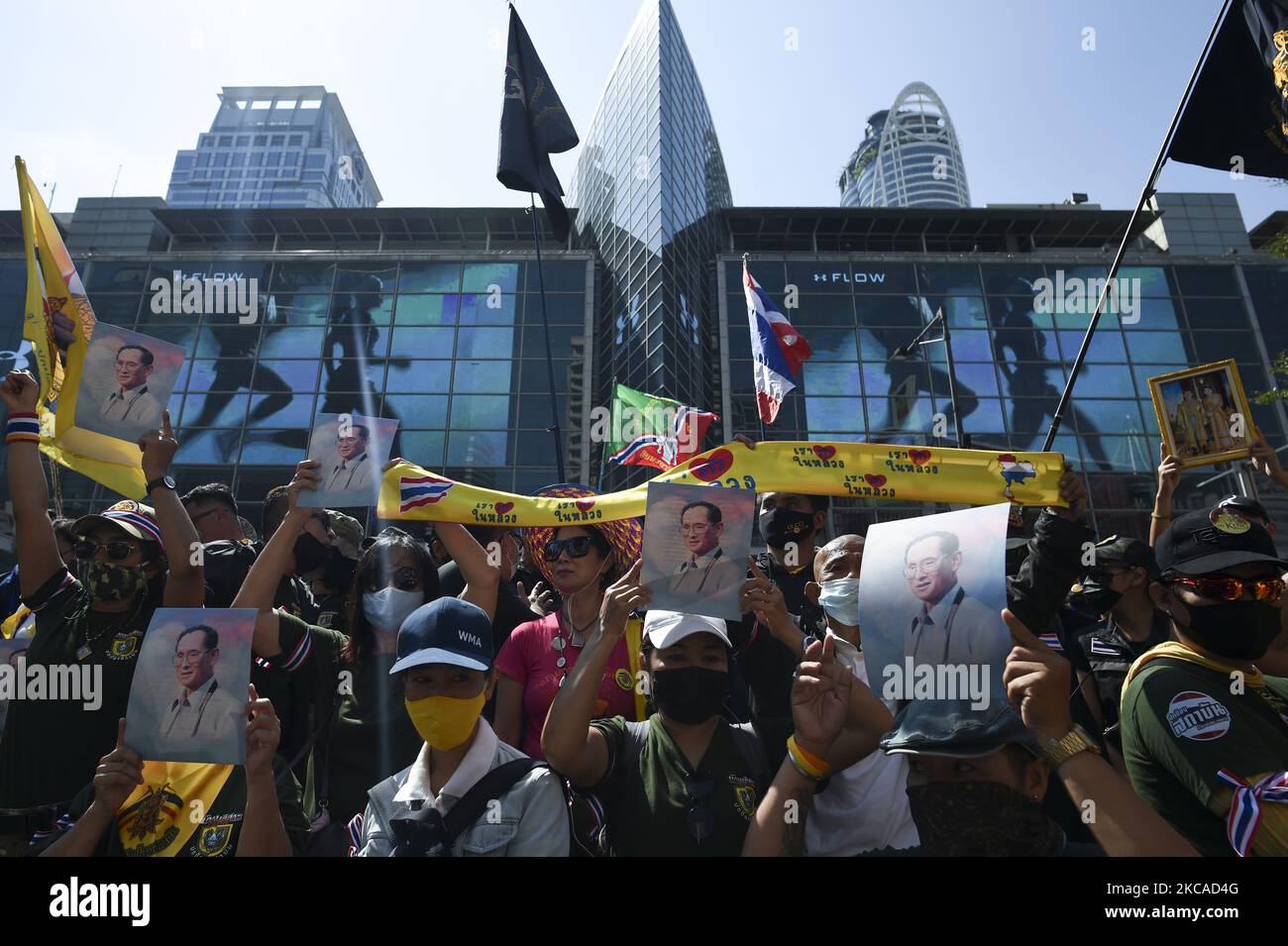 Les royalistes thaïlandais et les partisans du gouvernement tiennent des photos du roi thaïlandais Maha Vajiralongkorn Bodindradebayavarangkun et brandent des slogans lorsqu'ils participent à une manifestation pour s'opposer à l'appel des manifestants anti-gouvernement à réformer la monarchie, à Bangkok, Thaïlande, le 06 mars 2021. (Photo par Anusak Laowilas/NurPhoto) Banque D'Images