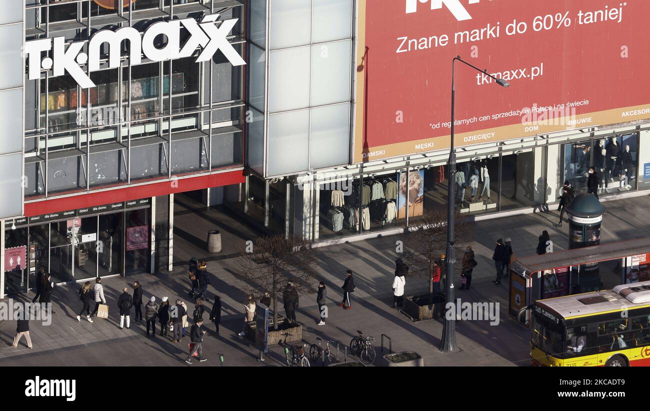 Les gens sont vus en file d'attente au magasin TK Maxx dans le centre de Varsovie, en Pologne, sur 6 mars 2021. Les grands magasins ont été réopènede en février étant permis une personne par 15 mètres carrés d'espace de vente au détail selon les nouvelles règles COVID-19. (Photo de Jaap Arriens/NurPhoto) Banque D'Images