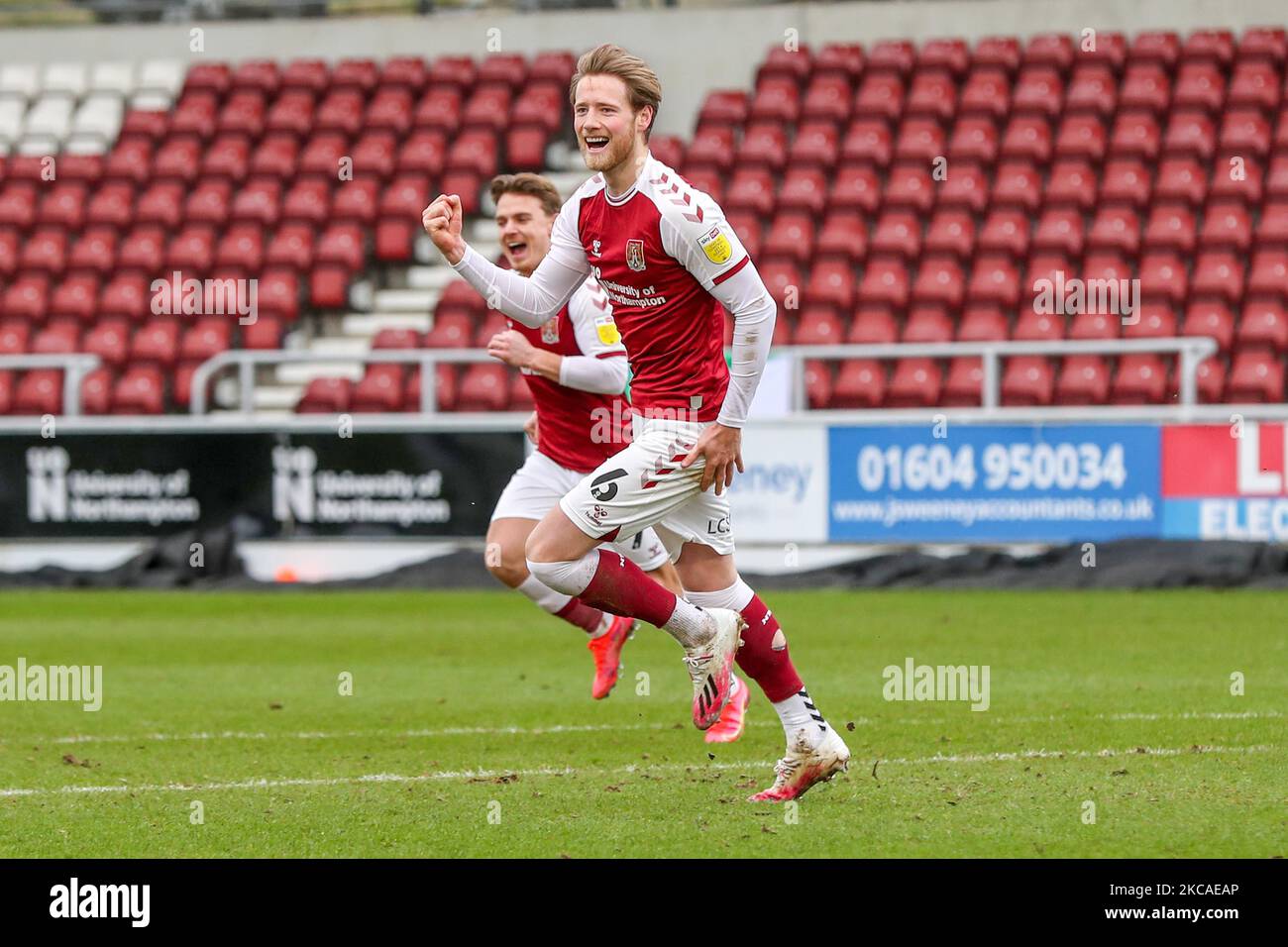 Fraser Horsfall fête avec ses coéquipiers après avoir obtenu le score de Northampton Town, pour prolonger son avance en le faisant 3 - 0 contre Portsmouth, lors du match Sky Bet League 1 entre Northampton Town et Portsmouth au PTS Academy Stadium, Northampton, le samedi 6th mars 2021. (Photo de John Cripps/MI News/NurPhoto) Banque D'Images