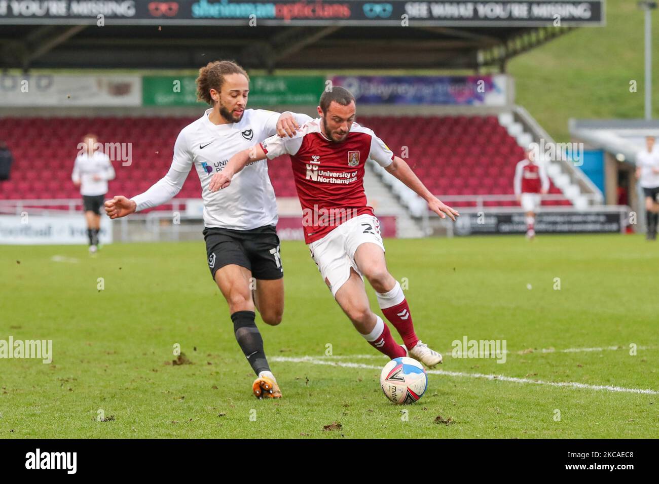 Michael Harriman de Northampton Town est défié par Rasmus Nicolaisen de Portsmouth lors de la deuxième partie du match Sky Bet League 1 entre Northampton Town et Portsmouth au PTS Academy Stadium, à Northampton, le samedi 6th mars 2021. (Photo de John Cripps/MI News/NurPhoto) Banque D'Images