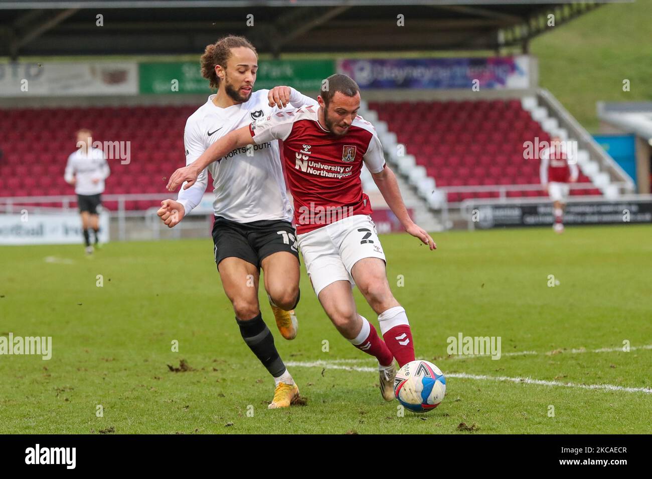 Michael Harriman de Northampton Town est défié par Rasmus Nicolaisen de Portsmouth lors de la deuxième partie du match Sky Bet League 1 entre Northampton Town et Portsmouth au PTS Academy Stadium, à Northampton, le samedi 6th mars 2021. (Photo de John Cripps/MI News/NurPhoto) Banque D'Images