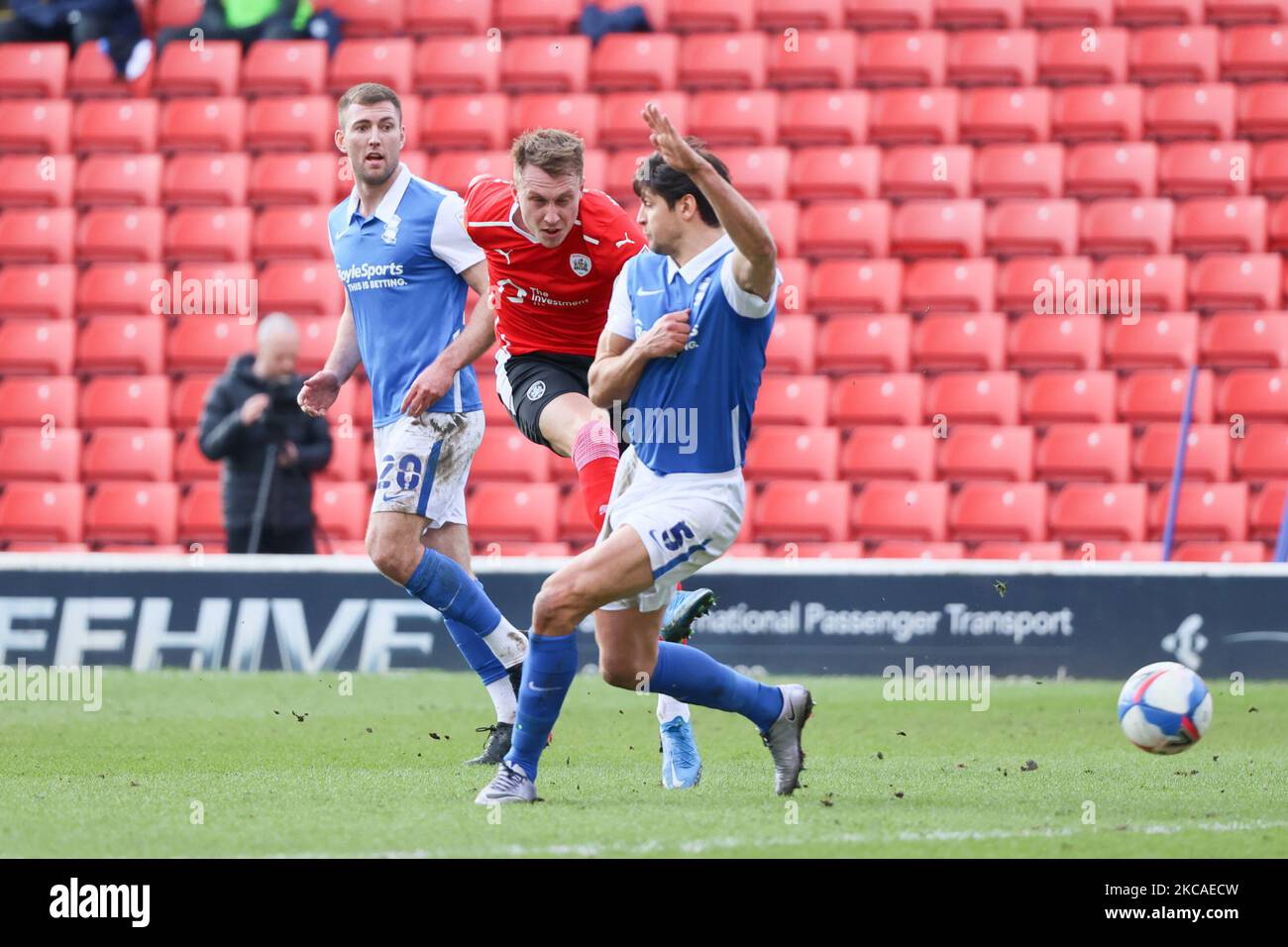 Cauley Woodrow de Barnsley tire lors du match de championnat Sky Bet entre Barnsley et Birmingham City à Oakwell, Barnsley, le samedi 6th mars 2021. (Photo de Pat Scaasi/MI News/NurPhoto) Banque D'Images