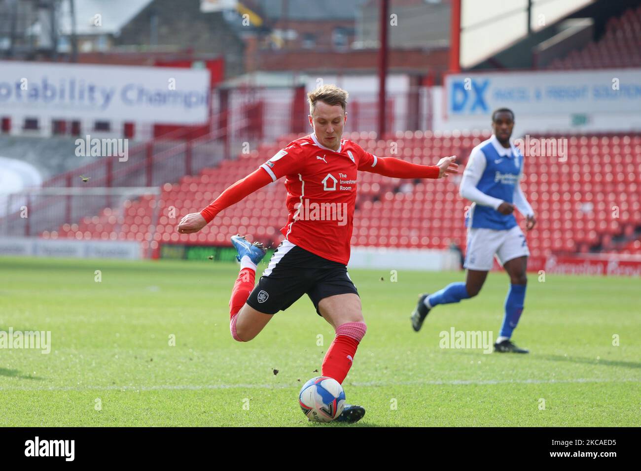 Cauley Woodrow de Barnsley tire lors du match de championnat Sky Bet entre Barnsley et Birmingham City à Oakwell, Barnsley, le samedi 6th mars 2021. (Photo de Pat Scaasi/MI News/NurPhoto) Banque D'Images