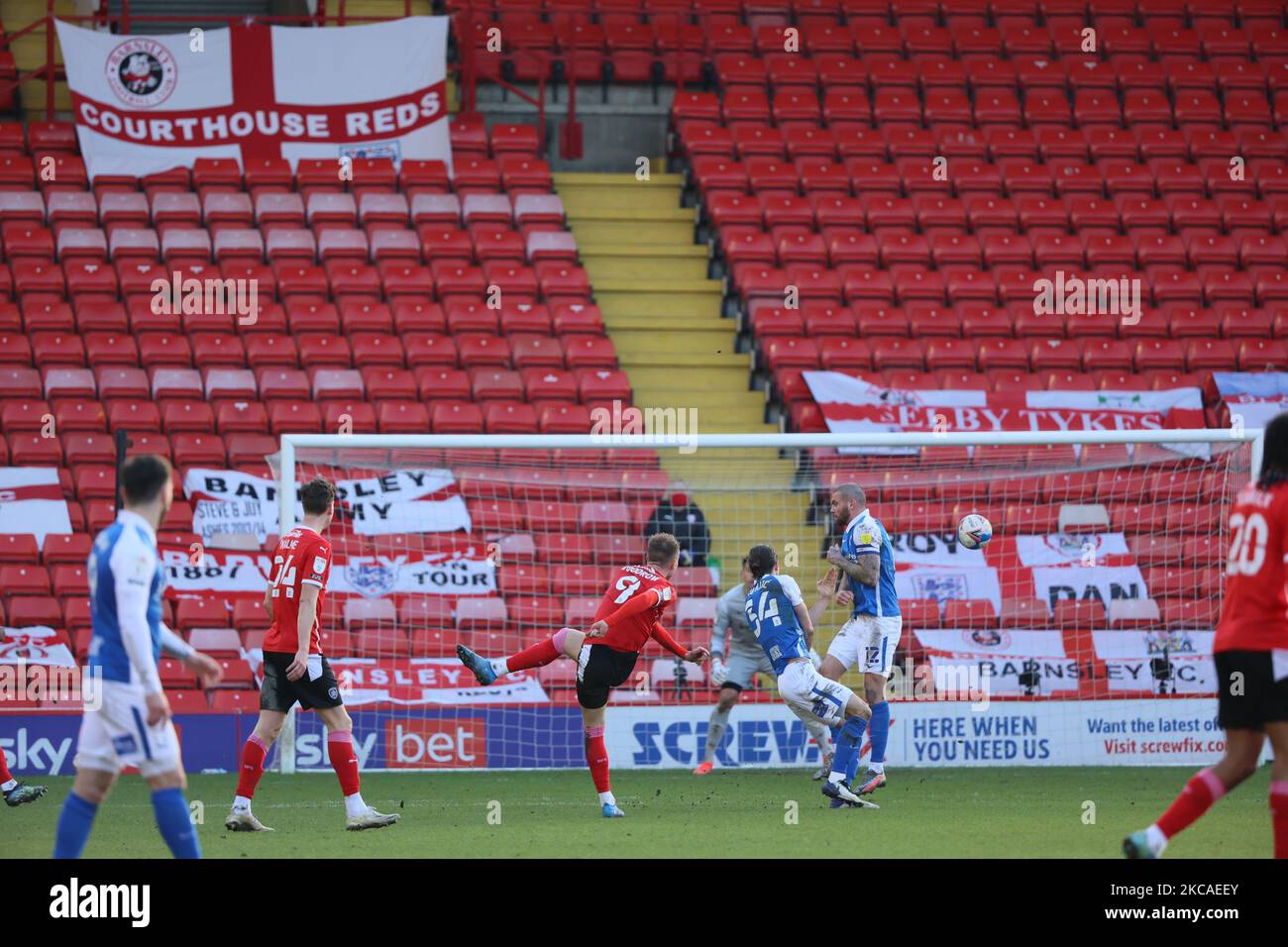 Cauley Woodrow de Barnsley tire lors du match de championnat Sky Bet entre Barnsley et Birmingham City à Oakwell, Barnsley, le samedi 6th mars 2021. (Photo de Pat Scaasi/MI News/NurPhoto) Banque D'Images