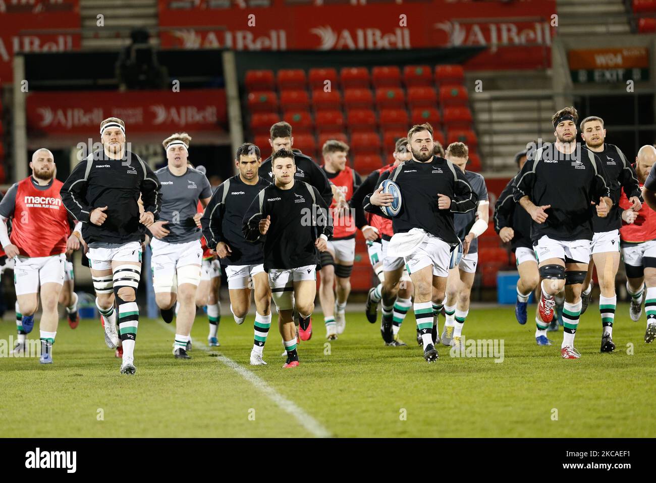Les joueurs de Falcons entrent sur le terrain pour leur échauffement lors du match de Premiership Gallagher entre sale Sharks et Newcastle Falcons au stade AJ Bell, Eccles, le vendredi 5th mars 2021. (Photo de Chris Lishman/MI News/NurPhoto) Banque D'Images