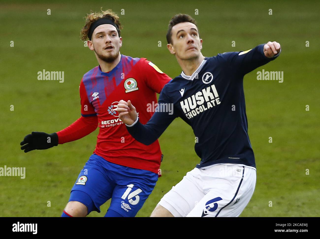 L-R Blackburn Rovers Harvey Elliott (prêt de Liverpool) et Shaun Williams de Millwall lors du championnat Sky Bet entre Millwall et Blackburn Rovers au Den Stadium, Londres, le 06th mars 2021 (photo d'action Foto Sport/NurPhoto) Banque D'Images