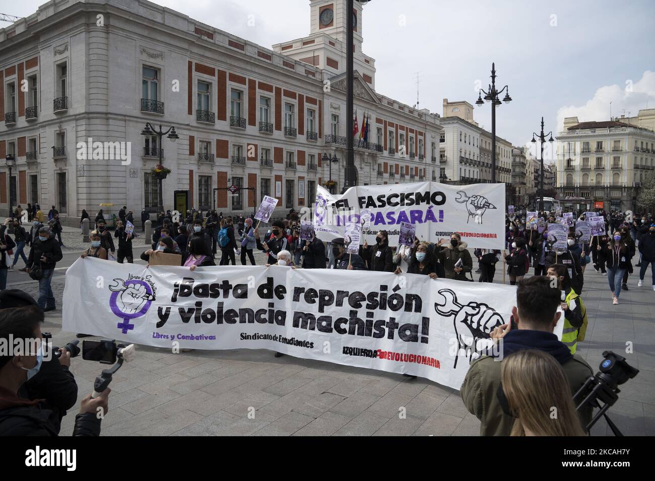 Les gens se réunissent pour une manifestation à l'occasion de la Journée internationale de la femme sur la place du sol à Madrid, en Espagne, sur 08 mars 2021. (Photo par Oscar Gonzalez/NurPhoto) Banque D'Images