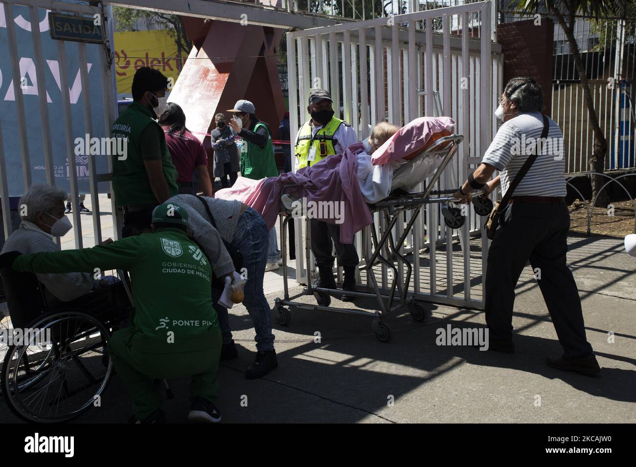 Vaccination dans le quartier Miguel Hidalgo contre la COVID-19, au cours de la troisième étape du plan d'application de doses gratuites pour les adultes de plus de 60 ans à Mexico, Mexique, on 8 mars 2021. (Photo par Cristian Leyva/NurPhoto) Banque D'Images