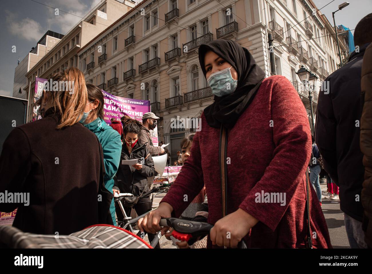 Athènes, Grèce, 8 mars 2021 - une immigrante qui marche dans le cadre de la démonstration de la Journée internationale de la femme. (Photo de Maria Chourdari/NurPhoto) Banque D'Images