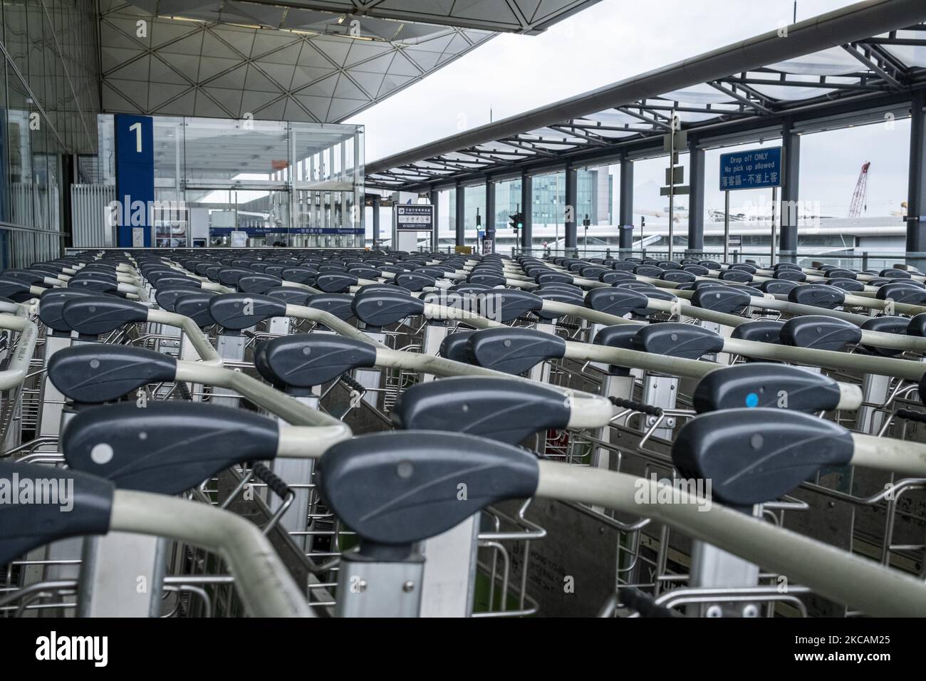 Chariots à bagages vides à l'aéroport international de Hong Kong à Hong Kong, mercredi, 10 mars 2021. Cathay Pacific a annoncé une perte de 21,6 milliards de dollars de Hong Kong. (Photo de Vernon Yuen/NurPhoto) Banque D'Images