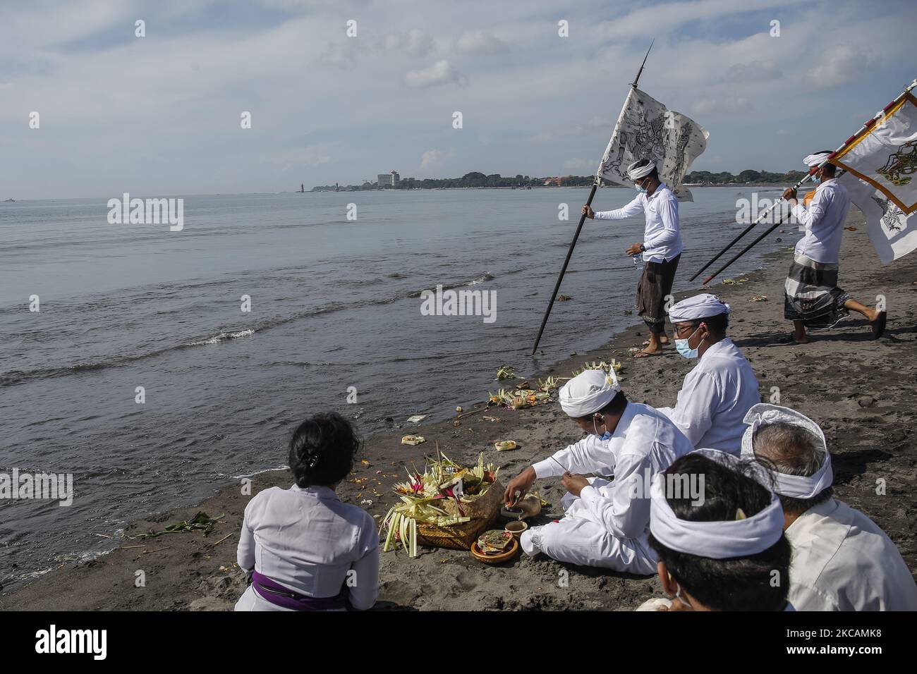 Des raies hindoues balinaises lors de la cérémonie de purification appelée Melasti au milieu de la pandémie COVID-19 sur la plage de Denpasar, Bali, Indonésie sur 11 mars 2021. La cérémonie vise à nettoyer les âmes avant d'entrer dans le jour balinais du silence, marque la nouvelle année dans le calendrier hindou balinais qui tombe sur 14 mars. La cérémonie a généralement été suivie par des milliers de dévotés, mais pendant la pandémie COVID-19, peu de personnes ont été autorisées à se joindre au cortège. (Photo de Johannes Christo/NurPhoto) Banque D'Images