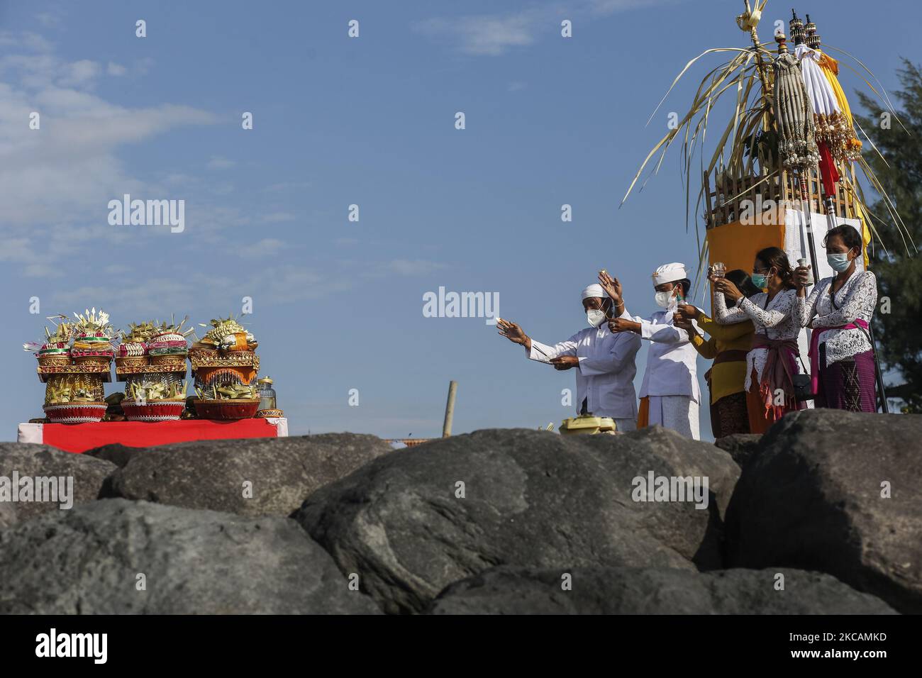 Des raies hindoues balinaises lors de la cérémonie de purification appelée Melasti au milieu de la pandémie COVID-19 sur la plage de Denpasar, Bali, Indonésie sur 11 mars 2021. La cérémonie vise à nettoyer les âmes avant d'entrer dans le jour balinais du silence, marque la nouvelle année dans le calendrier hindou balinais qui tombe sur 14 mars. La cérémonie a généralement été suivie par des milliers de dévotés, mais pendant la pandémie COVID-19, peu de personnes ont été autorisées à se joindre au cortège. (Photo de Johannes Christo/NurPhoto) Banque D'Images