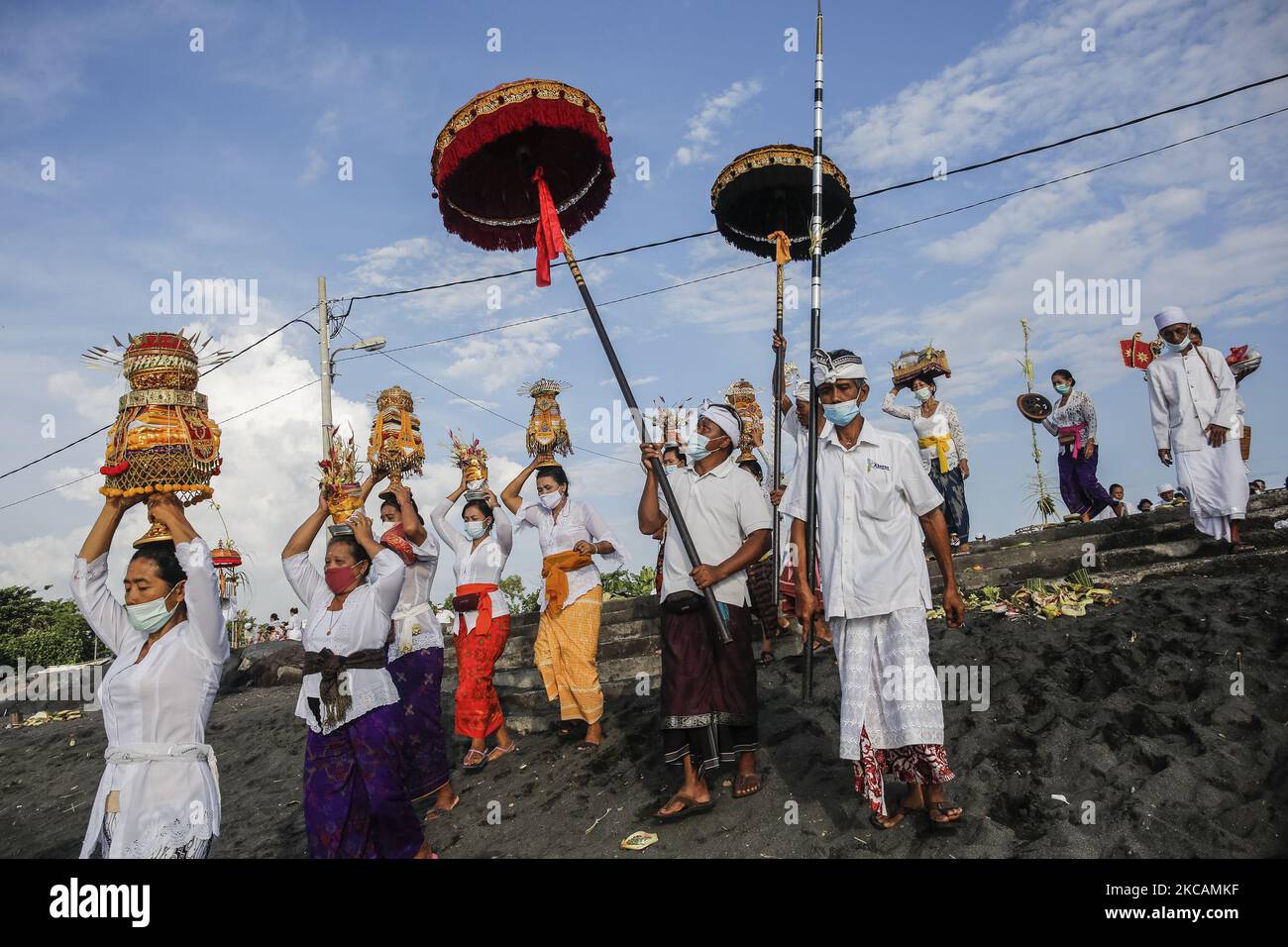 L'Hindou balinais porte des ornements sacrés lors de la cérémonie de purification appelée Melasti au milieu de la pandémie COVID-19 sur la plage de Denpasar, Bali, Indonésie sur 11 mars 2021. La cérémonie vise à nettoyer les âmes avant d'entrer dans le jour balinais du silence, marque la nouvelle année dans le calendrier hindou balinais qui tombe sur 14 mars. La cérémonie a généralement été suivie par des milliers de dévotés, mais pendant la pandémie COVID-19, peu de personnes ont été autorisées à se joindre au cortège. (Photo de Johannes Christo/NurPhoto) Banque D'Images