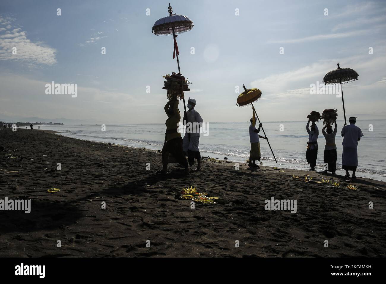 L'Hindou balinais porte des ornements sacrés lors de la cérémonie de purification appelée Melasti au milieu de la pandémie COVID-19 sur la plage de Denpasar, Bali, Indonésie sur 11 mars 2021. La cérémonie vise à nettoyer les âmes avant d'entrer dans le jour balinais du silence, marque la nouvelle année dans le calendrier hindou balinais qui tombe sur 14 mars. La cérémonie a généralement été suivie par des milliers de dévotés, mais pendant la pandémie COVID-19, peu de personnes ont été autorisées à se joindre au cortège. (Photo de Johannes Christo/NurPhoto) Banque D'Images