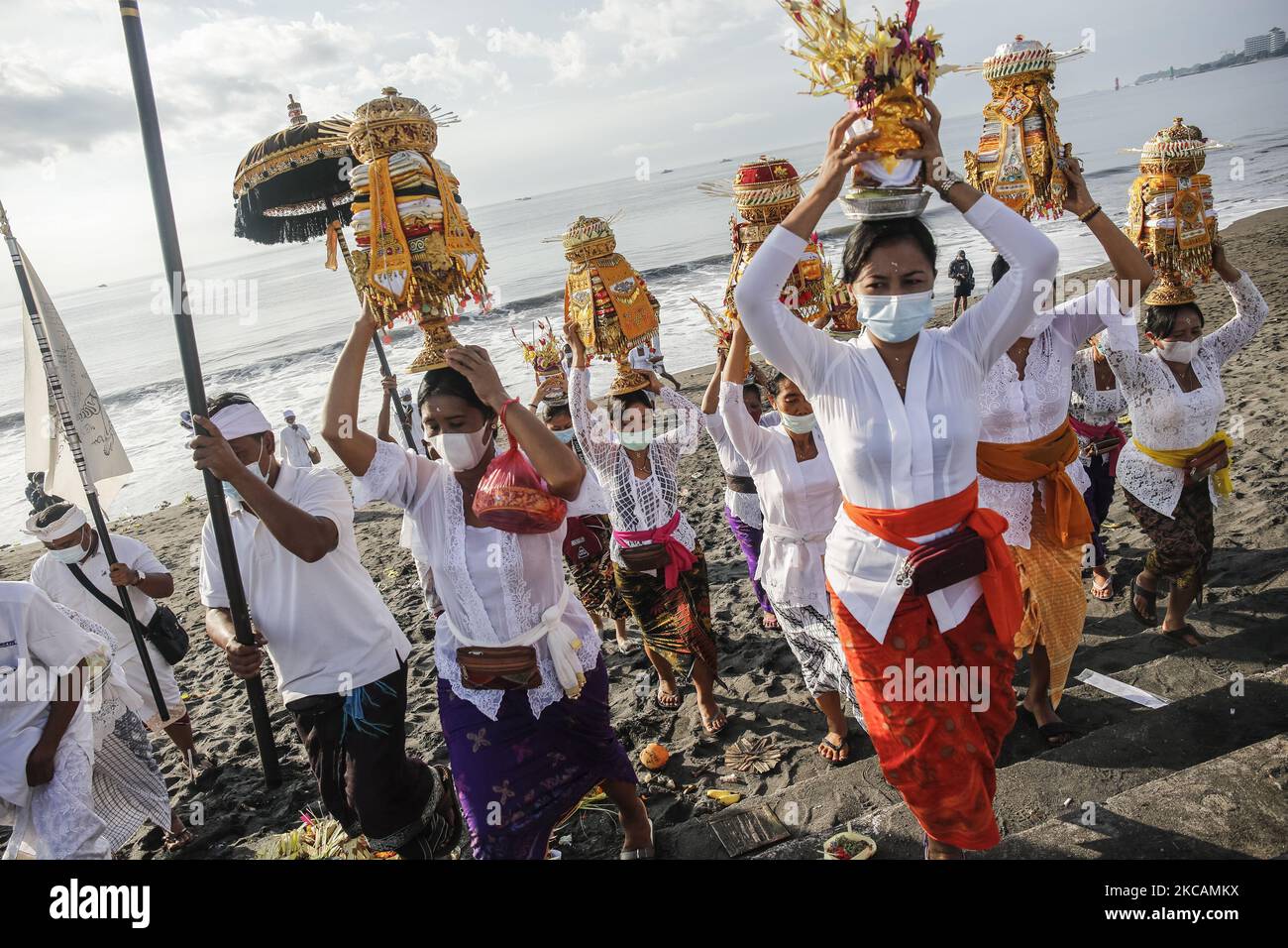 L'Hindou balinais porte des ornements sacrés lors de la cérémonie de purification appelée Melasti au milieu de la pandémie COVID-19 sur la plage de Denpasar, Bali, Indonésie sur 11 mars 2021. La cérémonie vise à nettoyer les âmes avant d'entrer dans le jour balinais du silence, marque la nouvelle année dans le calendrier hindou balinais qui tombe sur 14 mars. La cérémonie a généralement été suivie par des milliers de dévotés, mais pendant la pandémie COVID-19, peu de personnes ont été autorisées à se joindre au cortège. (Photo de Johannes Christo/NurPhoto) Banque D'Images