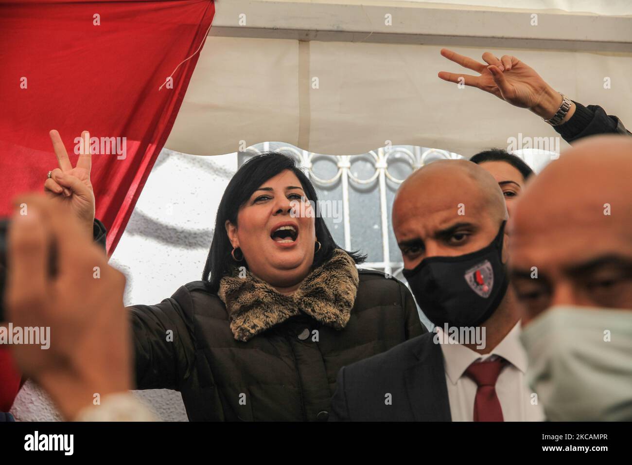 Le président du Parti du destin libre (PDL), Abir Moussi fait le signe de la victoire (V) comme elle scanne des slogans lors d'un sit-in qu'elle a tenu à l'extérieur du siège de la branche tunisienne de l'Union internationale des boursiers musulmans (IUMS) dans la capitale Tunis, Tunisie, sur 10 mars 2021, de demander sa dissolution. (Photo de Chedly Ben Ibrahim/NurPhoto) Banque D'Images