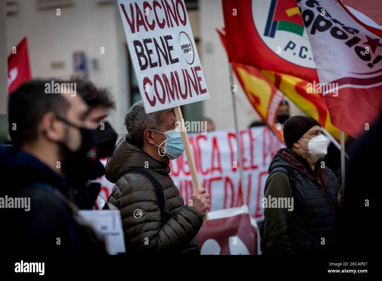 Manifestation pour exiger l'élimination des brevets sur la place Montecitorio, de la refondation communiste, du pouvoir au peuple et de l'Union USB avec d'autres acronymes de gauche. « Le droit à la santé pour tous », pour la journée mondiale d'action pour le bien commun du vaccin! Sur 11 mars 2021 à Rome, Italie. (Photo par Andrea Ronchini/NurPhoto) Banque D'Images