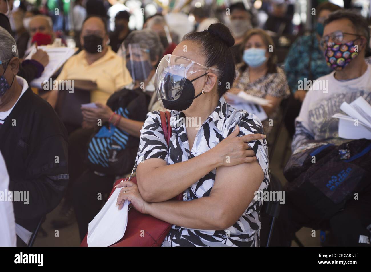 Vaccination dans le quartier Azcapotzalco contre le COVID-19 avec le vaccin Pfizer/BioNTech, au cours de la troisième étape du plan d'application de doses gratuites pour les adultes de plus de 60 ans à Mexico, Mexique, on 10 mars 2021. (Photo par Cristian Leyva/NurPhoto) Banque D'Images