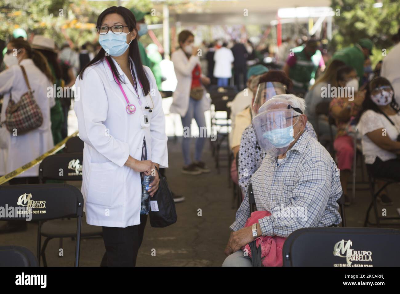 Vaccination dans le quartier Azcapotzalco contre le COVID-19 avec le vaccin Pfizer/BioNTech, au cours de la troisième étape du plan d'application de doses gratuites pour les adultes de plus de 60 ans à Mexico, Mexique, on 10 mars 2021. (Photo par Cristian Leyva/NurPhoto) Banque D'Images