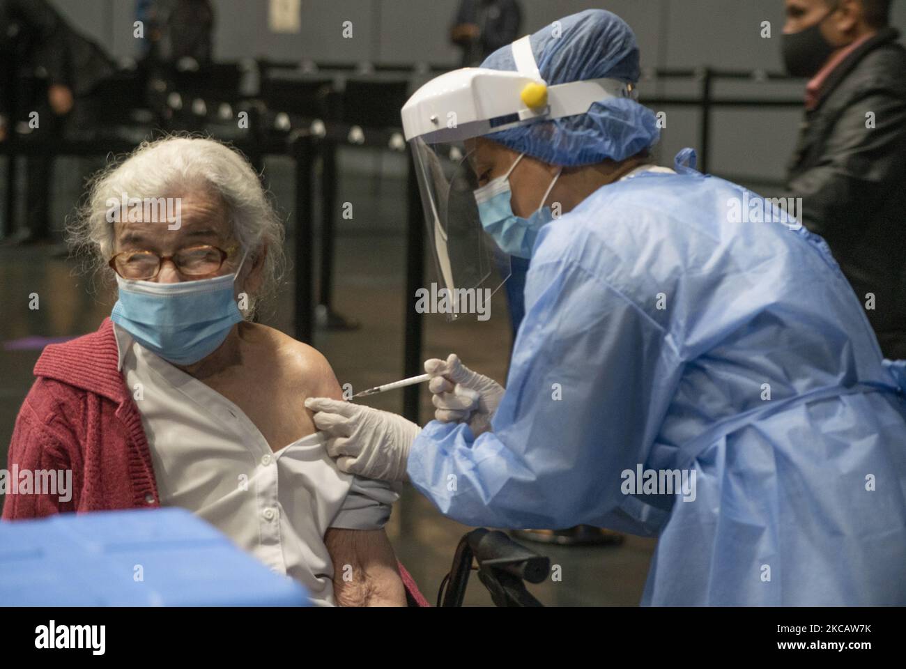 Le corps de santé vaccine les femmes âgées avec le vaccin Sinovac Biotech chinois pour prévenir la COVID-19 à Bogota, Colombie sur 12 mars 2021. (Photo de Daniel Garzon Herazo/NurPhoto) Banque D'Images