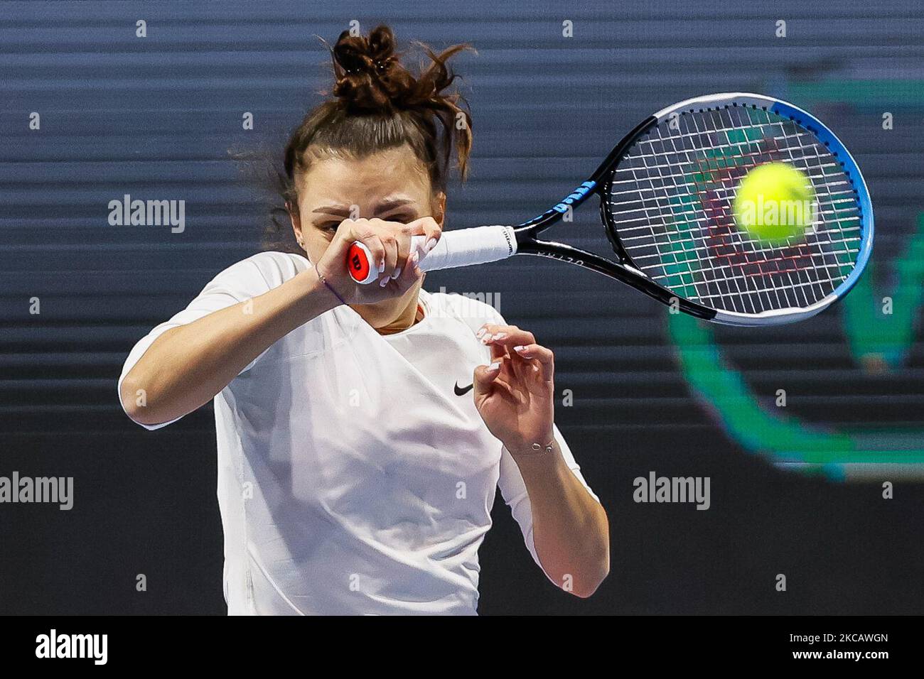 Jaqueline Cristian de Roumanie retourne le ballon à Alina Charaeva de ...