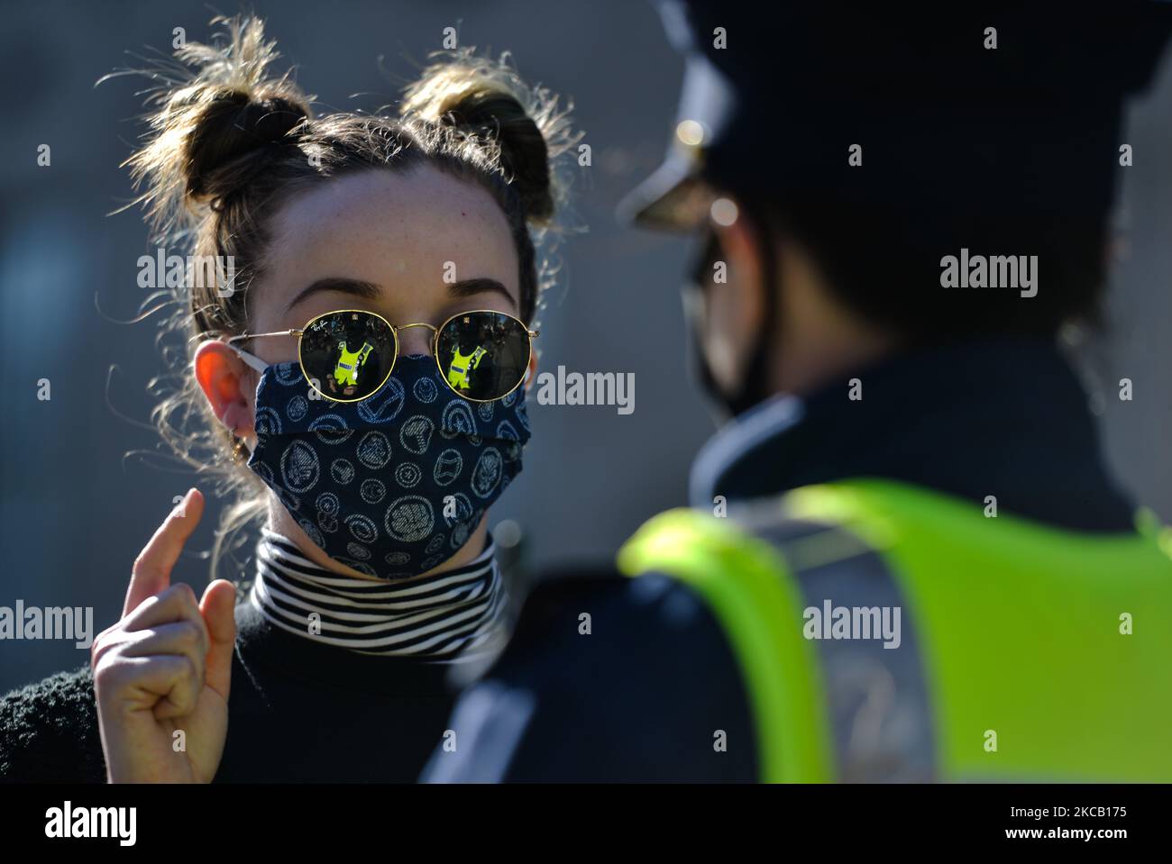 Un policier de Garda (police irlandaise) s'entretient avec un manifestant lors d'une manifestation de solidarité avec des femmes au Royaume-Uni contre la violence sexiste dans O'Connell Street à Dublin. Le meurtre tragique de Sarah Everard, âgée de 33 ans, à Londres, a suscité l'indignation des femmes en Grande-Bretagne, en Irlande et dans le monde entier. Les activistes exigent de nouvelles actions pour lutter contre la violence à l'égard des femmes. Le mardi 16 mars 2021, à Dublin, Irlande. (Photo par Artur Widak/NurPhoto) Banque D'Images