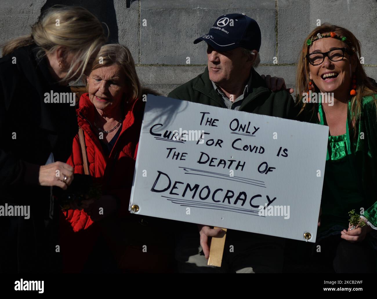 Les gens vus devant le bureau de poste général alors que des manifestants anti-verrouillage manifestent le jour de la Saint-Patrick dans le centre-ville de Dublin. Le mercredi 17 mars 2021, à Dublin, Irlande. (Photo par Artur Widak/NurPhoto) Banque D'Images