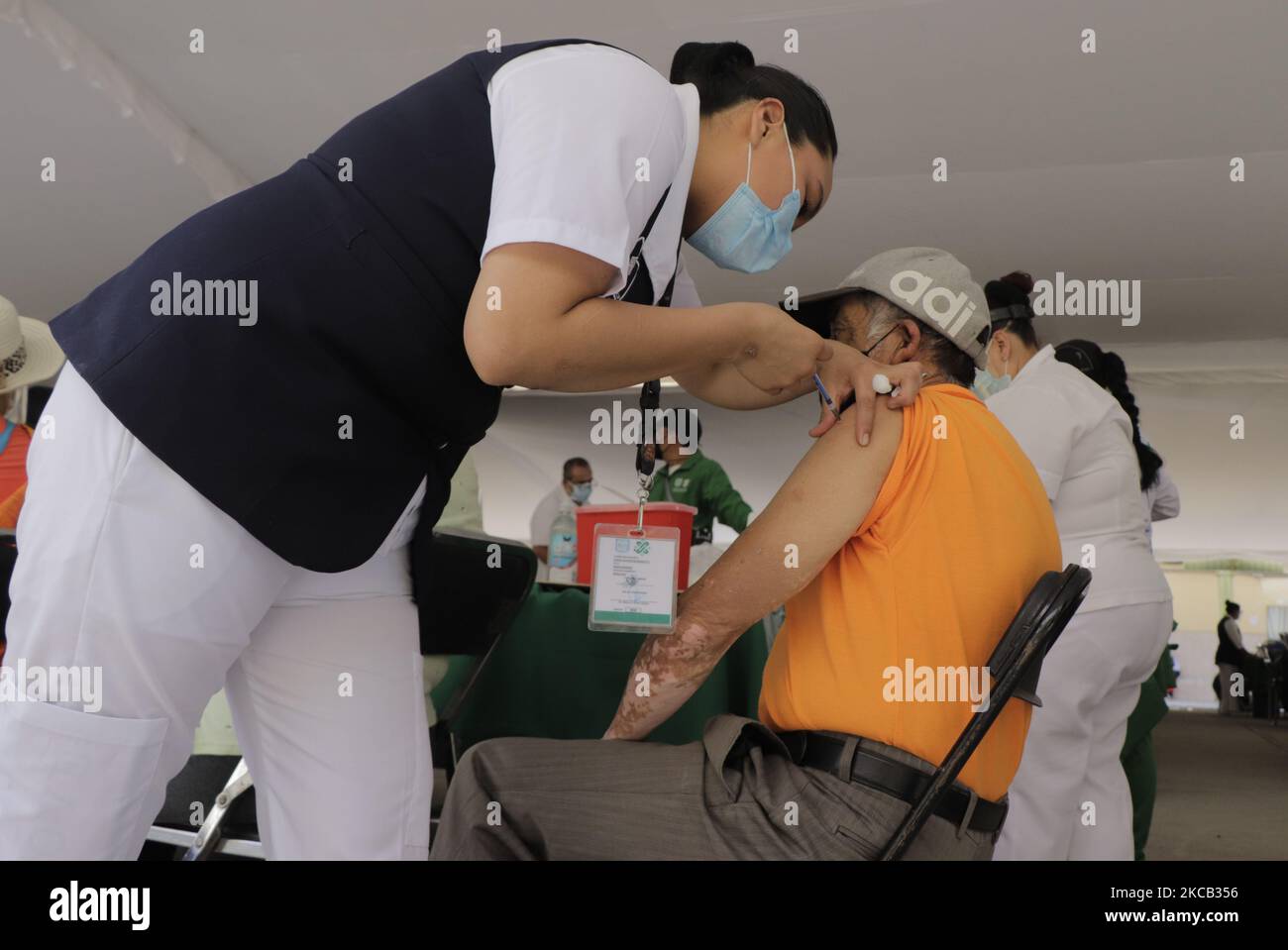 Le personnel médical a commencé à vacciner les personnes âgées avec le vaccin chinois Sinovac contre le COVID-19 à l'école d'embarquement n° 17 du Secrétariat de l'éducation publique dans la municipalité de Venustiano Carranza, Mexico, pendant l'urgence sanitaire et le feu de circulation épidémiologique orange dans la capitale. Les autorités locales prévoient d'immuniser 91 mille 241 personnes âgées dans les prochains jours avec le vaccin biologique Sinovac chinois dans ces macro-unités. (Photo de Gerardo Vieyra/NurPhoto) Banque D'Images