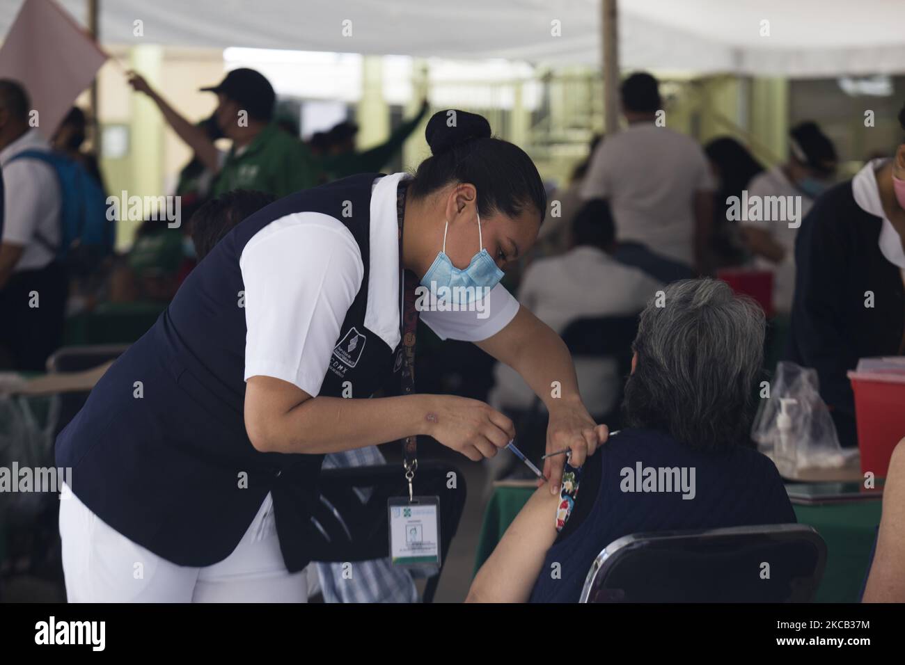 Vaccination dans l'arrondissement de Venustiano Carranza contre le COVID-19 avec le vaccin Sinovac, au cours de la quatrième étape du plan d'application de doses gratuites pour les adultes de plus de 60 ans à Mexico, Mexique, on 17 mars 2021. (Photo par Cristian Leyva/NurPhoto) Banque D'Images