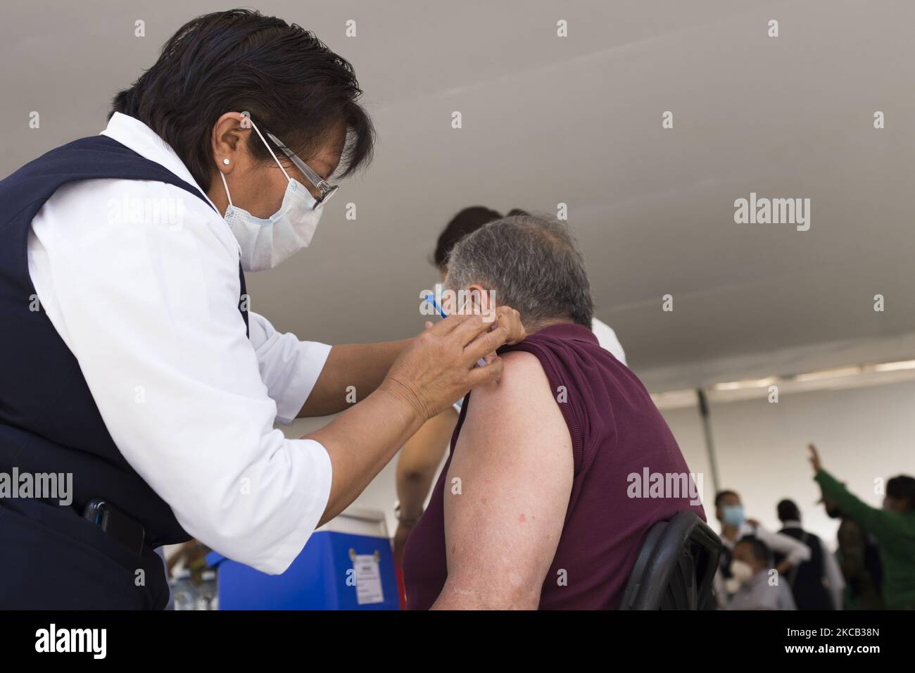 Vaccination dans l'arrondissement de Venustiano Carranza contre le COVID-19 avec le vaccin Sinovac, au cours de la quatrième étape du plan d'application de doses gratuites pour les adultes de plus de 60 ans à Mexico, Mexique, on 17 mars 2021. (Photo par Cristian Leyva/NurPhoto) Banque D'Images