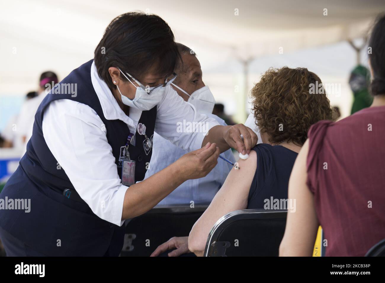 Vaccination dans l'arrondissement de Venustiano Carranza contre le COVID-19 avec le vaccin Sinovac, au cours de la quatrième étape du plan d'application de doses gratuites pour les adultes de plus de 60 ans à Mexico, Mexique, on 17 mars 2021. (Photo par Cristian Leyva/NurPhoto) Banque D'Images